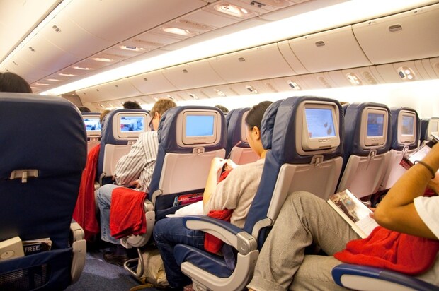 飛行機の「行き」と「帰り」でまさかの隣席！？優しさから始まった奇跡の再会に7000いいね