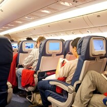 飛行機の「行き」と「帰り」でまさかの隣席！？優しさから始まった奇跡の再会に7000いいね