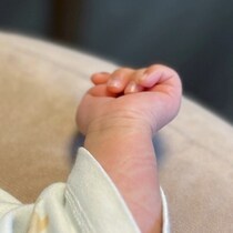 「授乳すると9割寝落ちする」赤ちゃんの尊い生態→「置くと7割泣く」現実に1.6千いいね「尊すぎる」