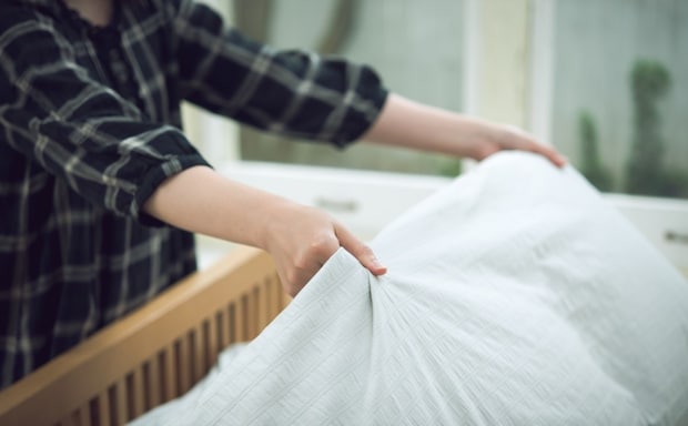 「お布団かけますよー」パパの掛け声に家族3人が“気をつけ”で待機！1.7万いいねの寝る前ルーティン