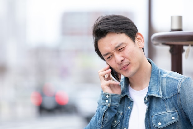 スマホ　男性　外　通話　焦る