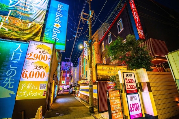 ラブホ前で夫と不倫女を目撃した女性→電話受け「すぐに行く」駆け付けた“最強の助っ人”がすごい