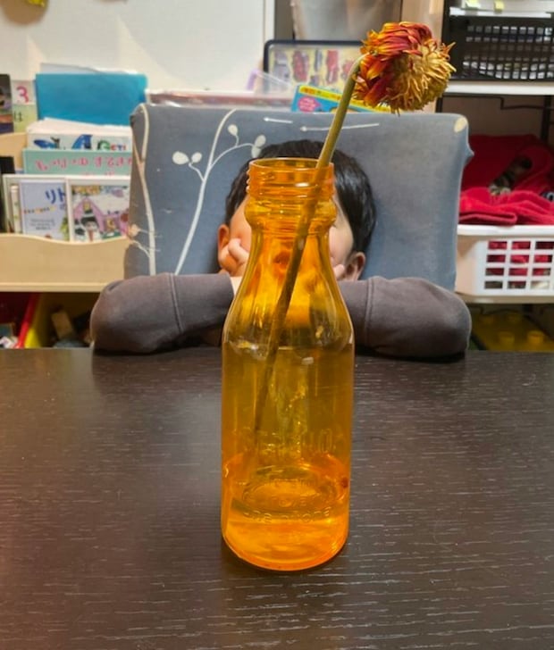 ポツンと落ちていたお花を見た4歳の息子「このお花がいい！」→優しさに1,300いいね「泣いちゃう」「なんて心がキレイ」