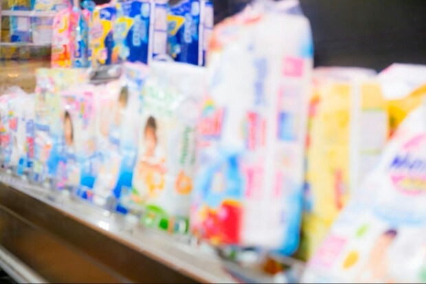 妻「おむつに名前書いて」夫「は～い」→続く夫の一言に【爆笑】1.5万いいね「書いちまったなァ〜！」