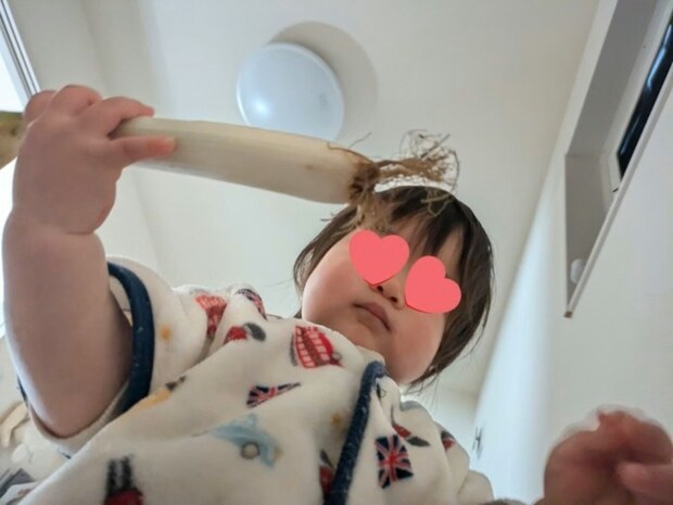 「さすがに飛び起きた」母を起こしに来た1歳児→右手に持つ“まさかのモノ”に4万いいね「笑っちゃったｗ」