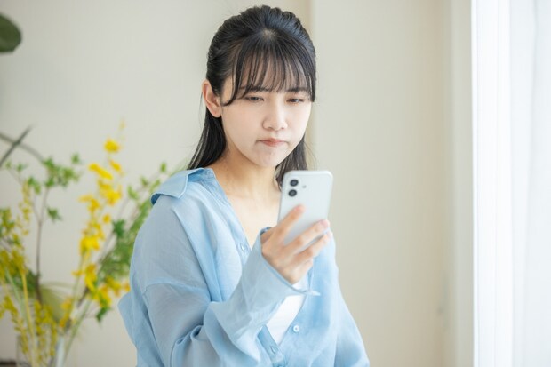スマホ　悩む　女性