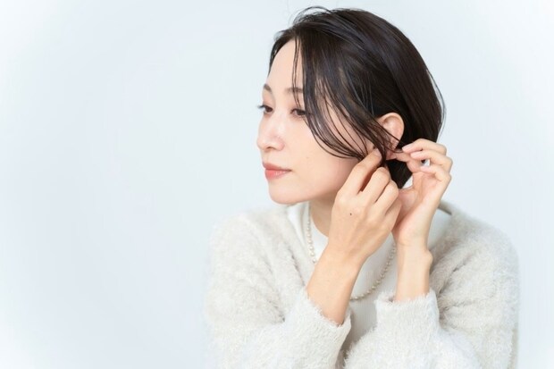母の耳、数日でピアス穴が塞がるのはなぜ?→息子の考察に17万いいね「私もそう」「細胞が若い」