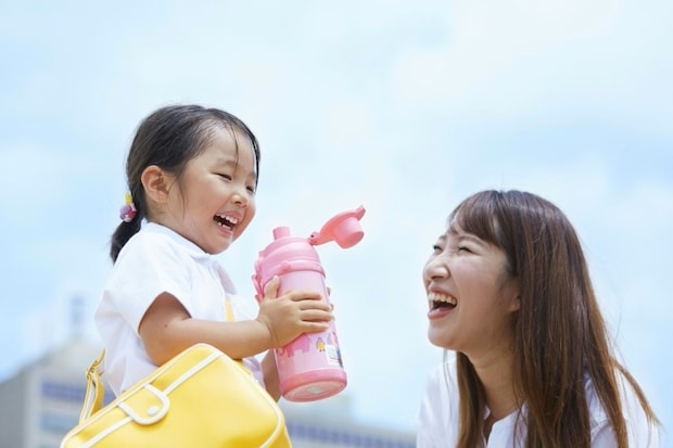 「愛だなあ」子の水筒準備中→母による【迷いあるある】表現に8万いいね「愛だよね」「たっぷり入れてる」