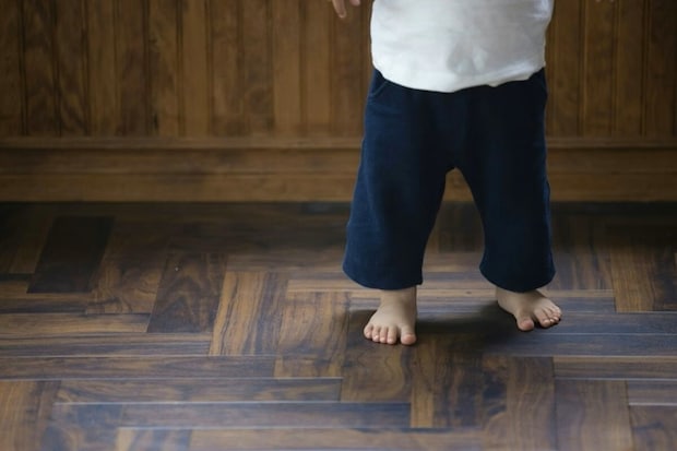 誤ってロールケーキの上に座った1歳児→ママへの報告【絞り出した言葉】に2万いいね「かわいすぎた…」