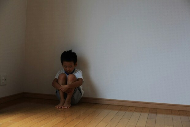 男の子　落ち込む