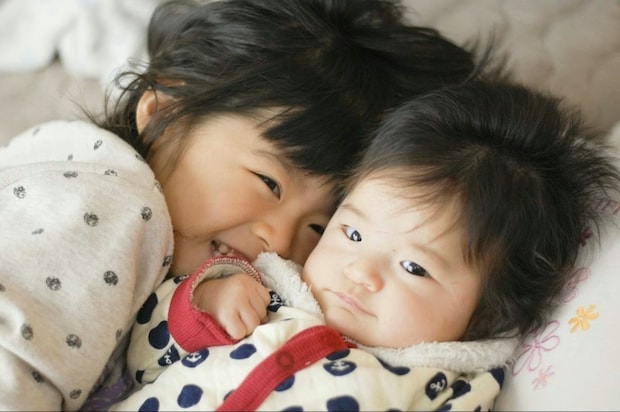 天才的！下の子の授乳中も上の子とコミュニケーションする【神テク】に5千いいね「すごい良い」「素敵」