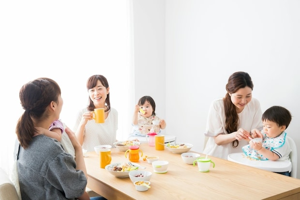 「10分おきに目の前に菓子皿が…」世話焼きママ友との上手な付き合い方は？