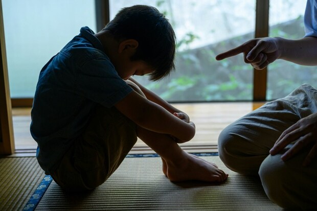 叱る　男児