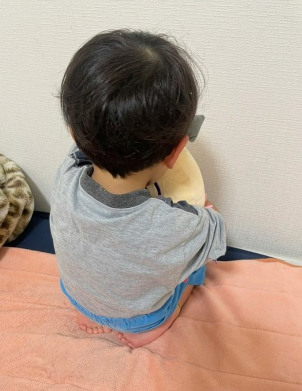 最推しパパが残業、先に寝ようと声をかけると→哀愁漂う4歳息子の背中に1,900いいね「かわいすぎる」「後ろ姿が尊い」