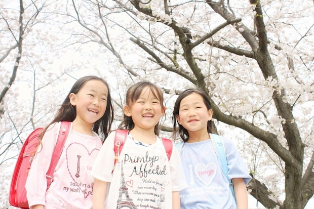 忘れ物を届けに小学校へ→賑やかな新1年生の様子に10万いいね「春の風物詩だな」「かわいい」