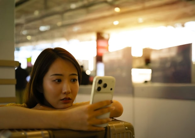 女性　1人　スマホ　見ている