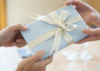 出産祝いも義弟嫁にとっては「アピールの場」義母の前を狙って手渡されもやもや…｜いい嫁アピールが激しい弟嫁