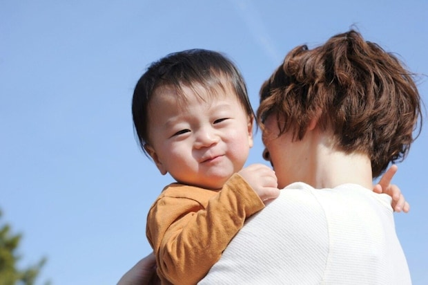 転んで泣いた3歳兄の行く末を見た1歳児→【迫真の演技】に9千いいね「かわいい」「よく見てますよね」