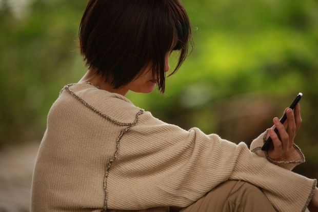 スマホ　落ち込む　女性