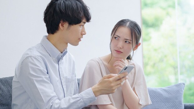 男　スマホ　彼女　家　疑う