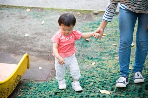 「とにかく歩きたい」1歳児を自由に歩かせてみた結果→2時間後の“まさかのゴール”に7.9万いいね