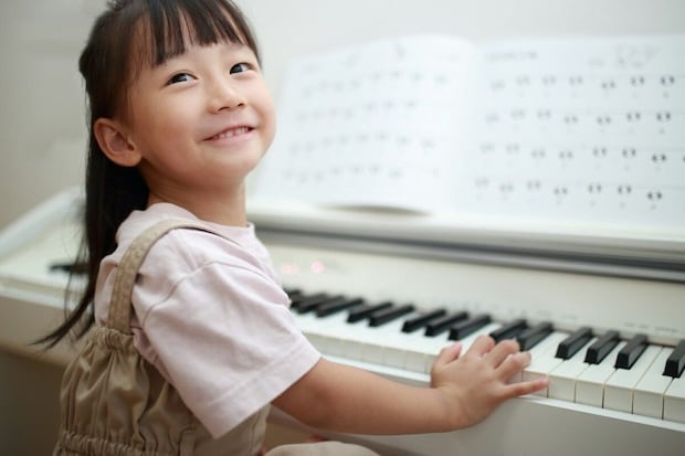 「上の方にあるんじゃない？」→まさかの発想に9千いいね！ピアノ初心者の娘が見せた行動が尊すぎる！