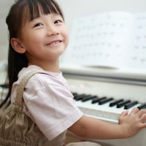 「上の方にあるんじゃない？」→まさかの発想に9千いいね！ピアノ初心者の娘が見せた行動が尊すぎる！