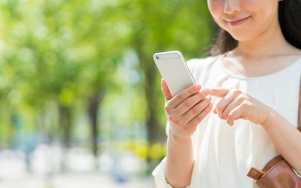 女性　スマホ