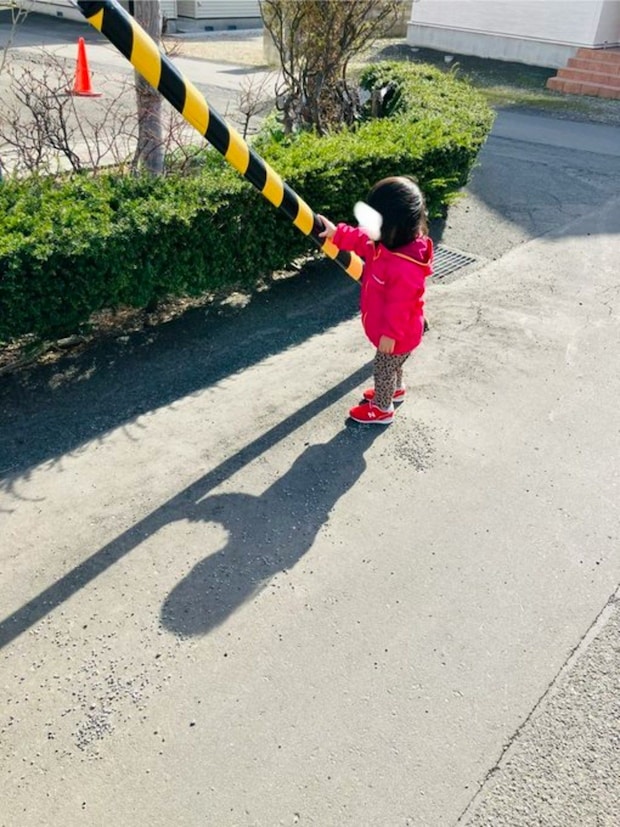 登園中「あ"！しまじろうのしっぽ！」1歳娘の反応に1万いいね「素敵な発想」「よく気がついたね」
