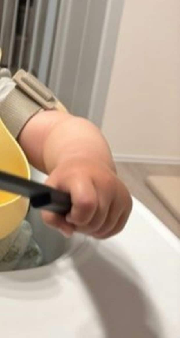 「独特すぎるwww」1歳児が見せた“イヤイヤ期の片鱗”→食卓で手放さないモノに6千いいね「笑った」