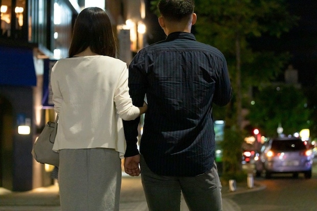 深夜、男と消えるシンママ。独り残された部屋から響く「子どもの異様な声」の正体｜隣人のシングル親子が危うい