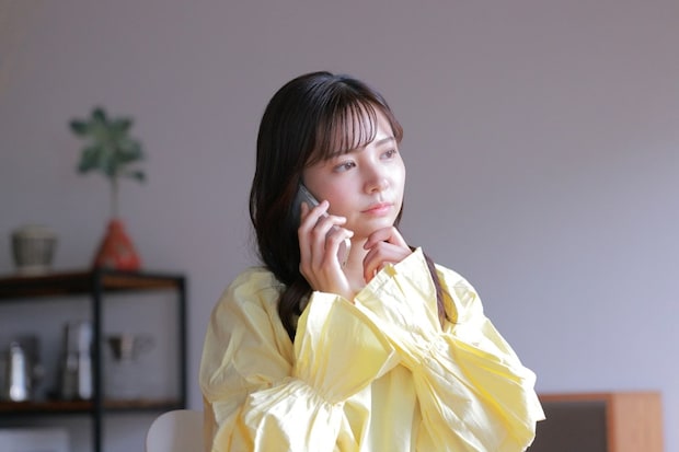 電話　女性　悩む　通話