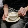 戦争下を生きた叔母→母の古いティーカップ見て【絶句】理由に3万いいね「泣いた」「素敵なお話」