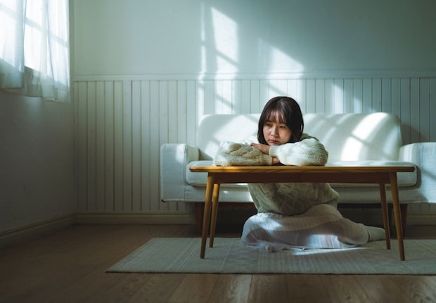 カーテン　女性　落ち込む