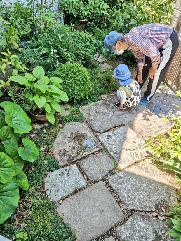 実家に帰るとずっとコレ→祖父と孫の【尊い姿】に1.7万いいね「あまりにも『幸せの形』しすぎてる」
