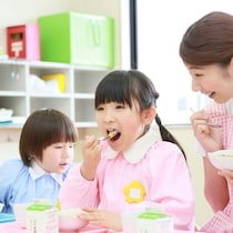 子どもの食レポが天才的！「きいろのイヤホン」の正体は？→4.1万いいね「可愛すぎる」「センスの塊」