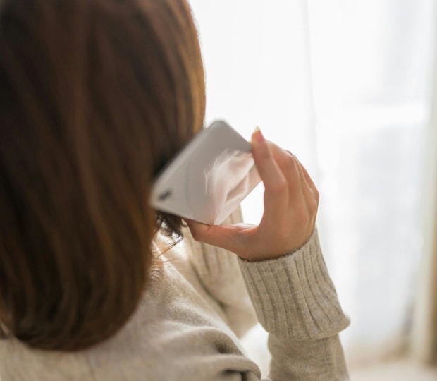 電話　女性　後ろ姿　カフェ