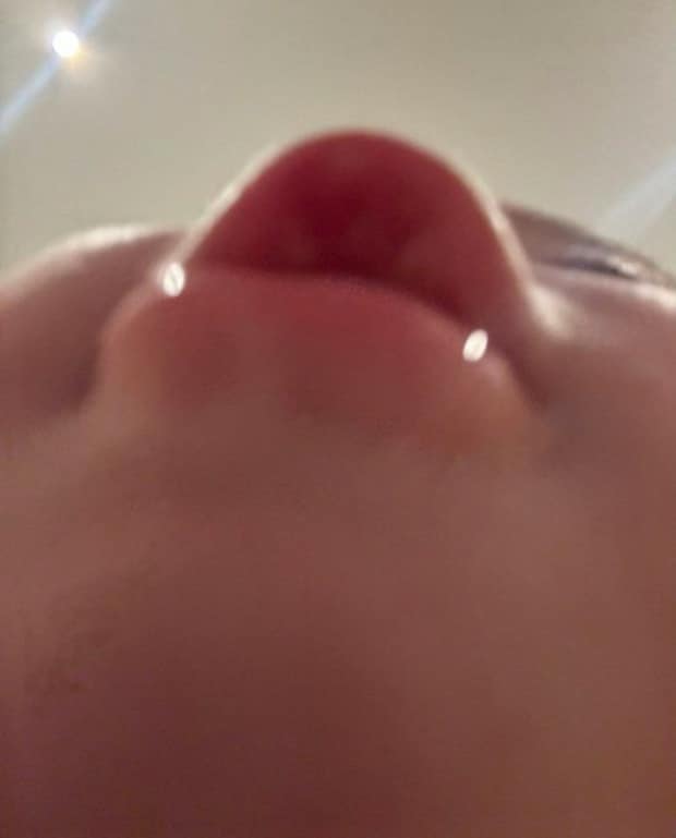 6か月の赤ちゃんによる自撮り写真、下アングルからのぷるぷる唇に4.6万いいね「これはアヒルぐちすぎるな…」「笑いました」