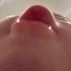 6か月の赤ちゃんによる自撮り写真、下アングルからのぷるぷる唇に4.6万いいね「これはアヒルぐちすぎるな…」「笑いました」