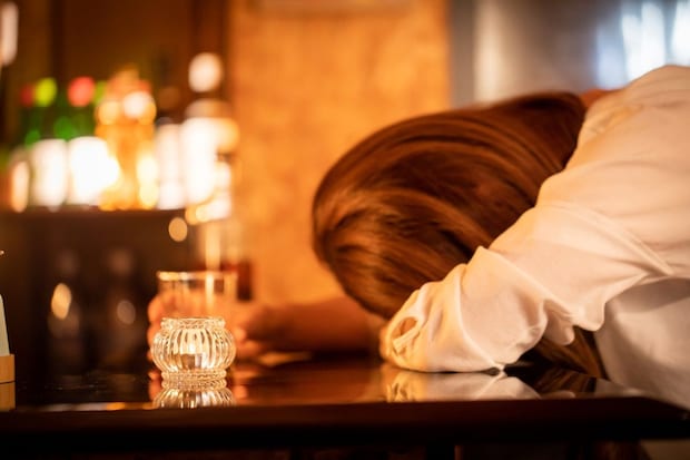 やけ酒　女性　疲れ　暗い