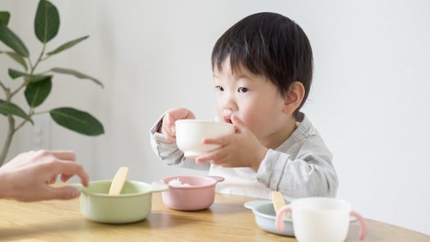 2歳児がごはんを食べない…エレベーターで出会ったマダムの目からウロコな助言に2.6万いいね