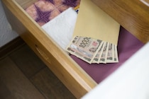 【衝撃】ママ友が触った引き出しの現金が「減っている」→気づいてしまった犯罪行為