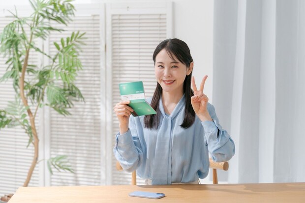 女性　通帳