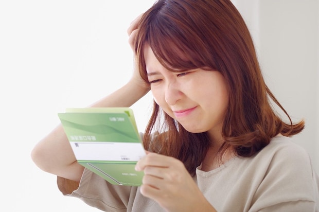 金を数える女性　
