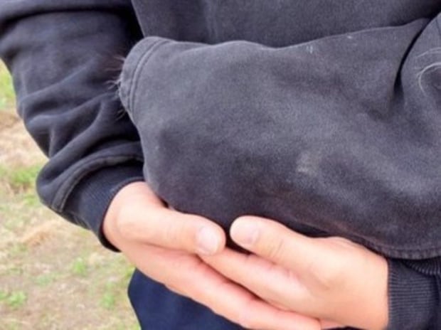 小さな愛犬の【お気に入りの場所】が尊すぎる…！リラックスしきった様子に3万いいね「幸せそう」