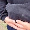 小さな愛犬の【お気に入りの場所】が尊すぎる…！リラックスしきった様子に3万いいね「幸せそう」