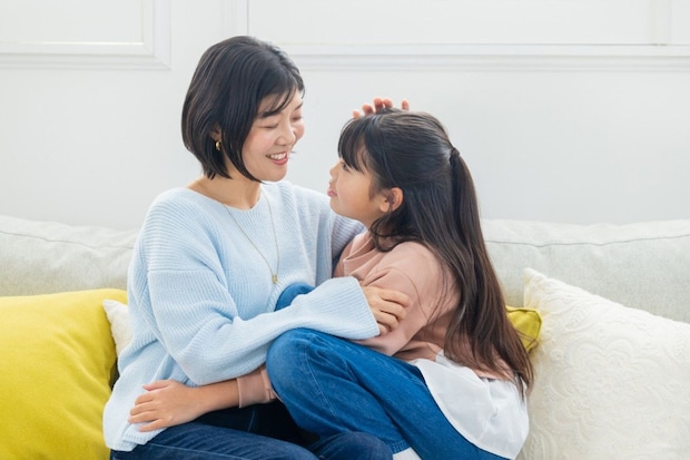 母　小学生娘　ソファ　