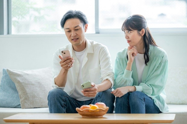 夫婦　ソファ　けんか