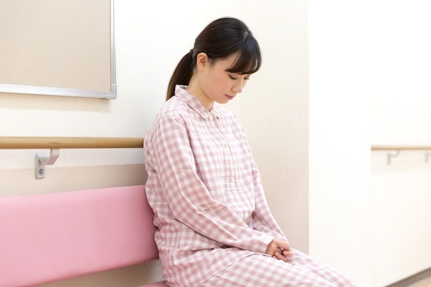 入院中　女性　悲しい