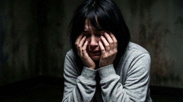 涙　女　顔　手　